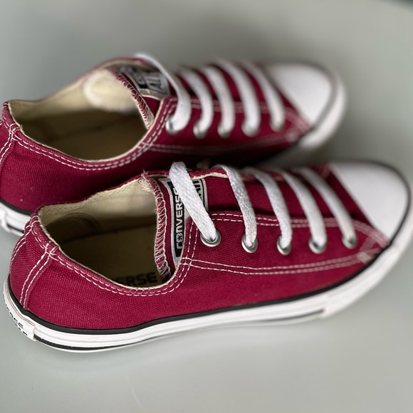 YOUTH CONVERSE ALL STAR SNEAKERS—Size 2–UNISEX—Great Condition—CLASSIC SHOES - Picture 3 of 14